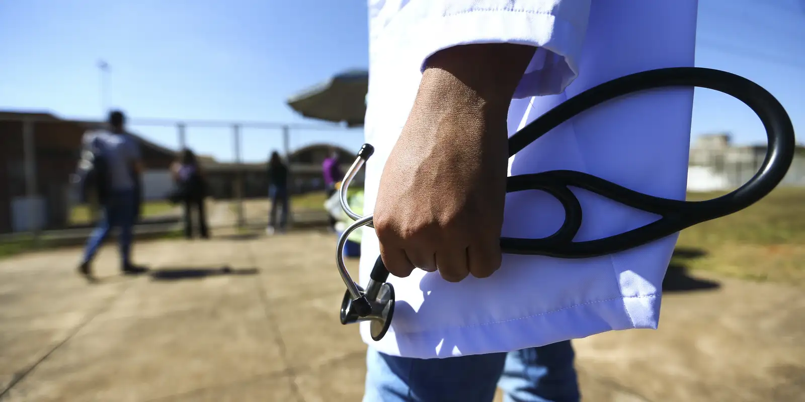 Médicos formados no exterior têm até sexta para enviar comprovação