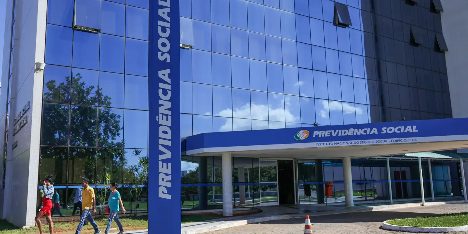 Fraude no INSS: Justiça bloqueia R$ 119 mi em bens de investigados