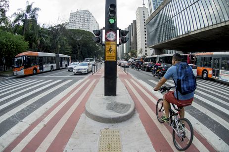 Com 2,7 quilômetros de extensão e ligação com 11 outras ciclovias, a ciclovia da Avenida Paulista permite que o ciclista percorra vias exclusivas da Zona Oeste até a Zona Sul da cidade (Marcelo Camargo/Agência Brasil)