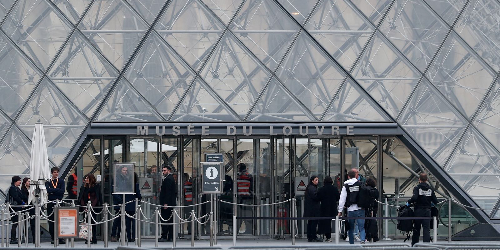 Museu do Louvre reabre, com filas, após roubo milionário
