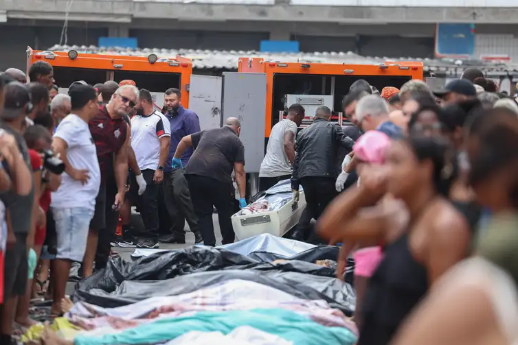 Rio de Janeiro (RJ), 28/10/2025 - Dezenas de corpos são trazidos por moradores para a Praça São Lucas, na Penha, zona norte do Rio de Janeiro. 
Foto: Tomaz Silva /Agência Brasil