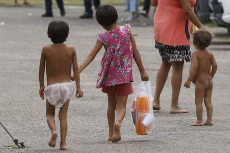 Fernando Frazão/Agência Brasil Yanomamis convivem nos arredores da Casa de Saúde do Índio, onde está instalado Hospital de Campanha da FAB, que presta atendimento aos indígenas trazidos em situação de emergência para Boa Vista.