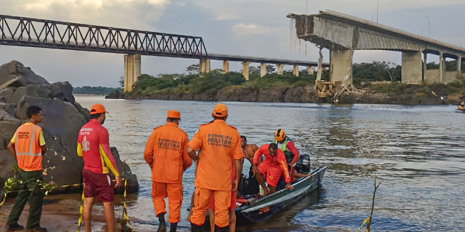 Carreta é retirada de rio dez meses após desabamento da Ponte JK