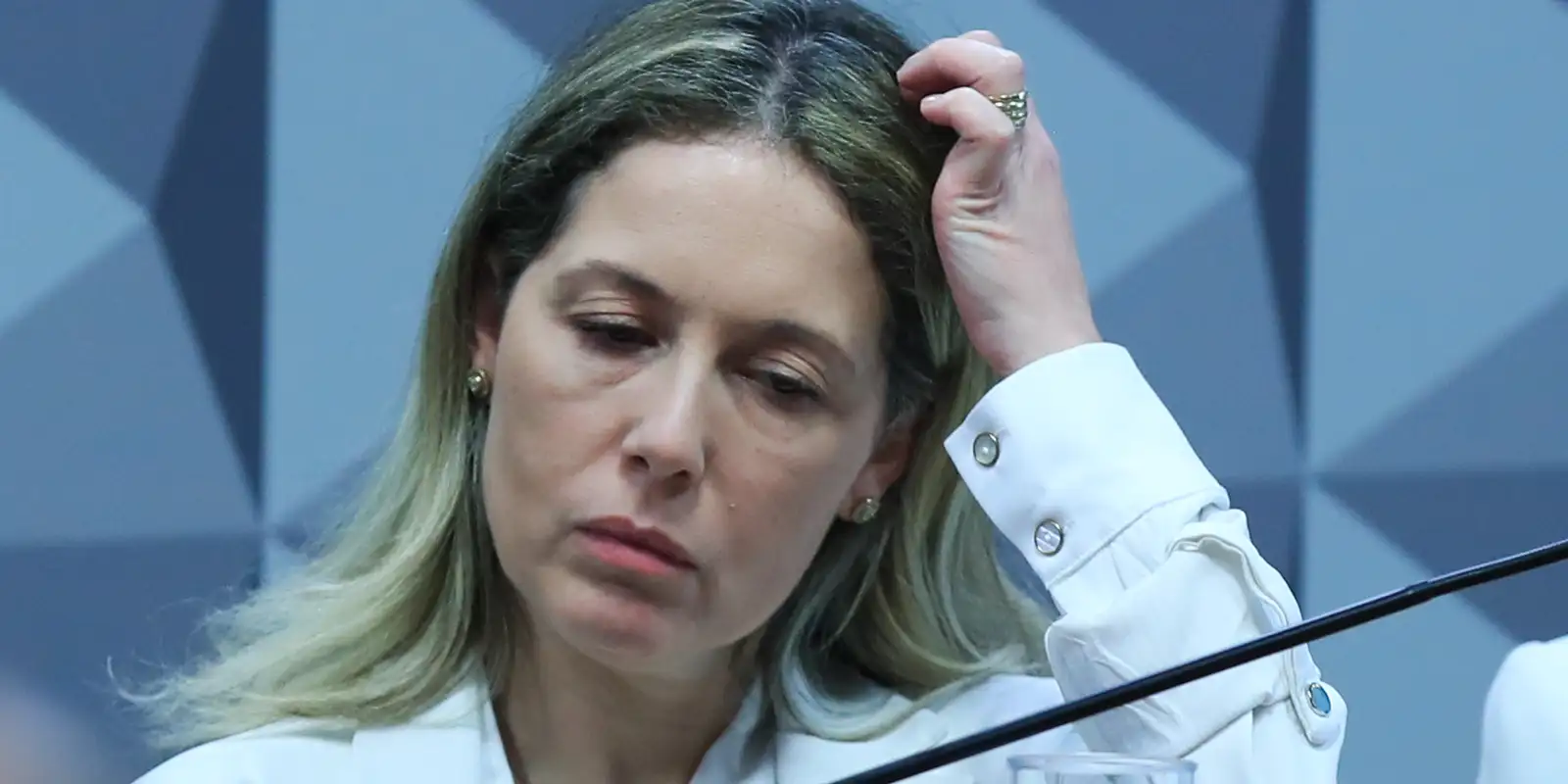 Esposa de ex-procurador-geral do INSS fica calada na CPMI