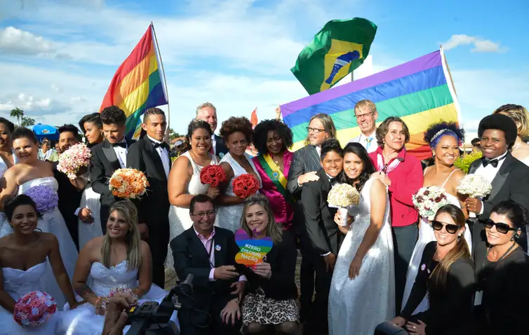Primeiro casamento coletivo de parceiros homossexuais do DF, no Dia Mundial do Orgulho Gay, comemorado neste domingo (28), em frente ao Congresso Nacional (Antonio Cruz/Agência Brasil)
