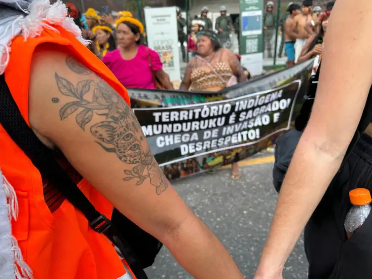 Brasília (DF) 14/11/2025 – Protesto na entrada principal da COP30.
Foto: Gabriel Corrêa/Rádio Nacional