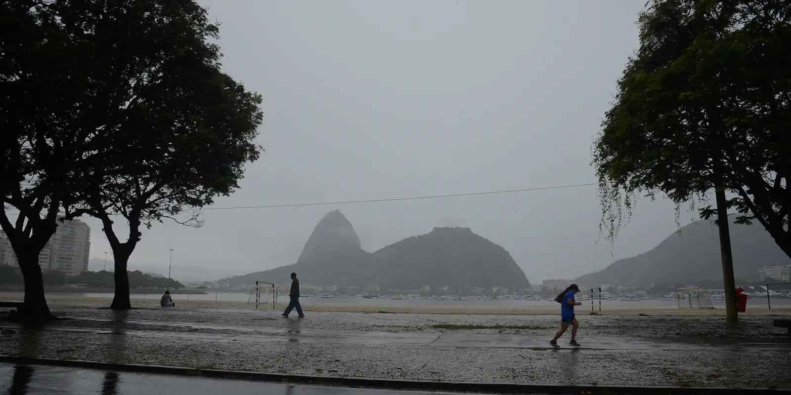 Castro aciona comitê de chuvas por causa de temporais no Rio