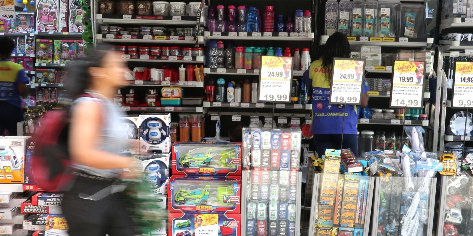 Comércio amplia vendas e contratações temporárias no Natal