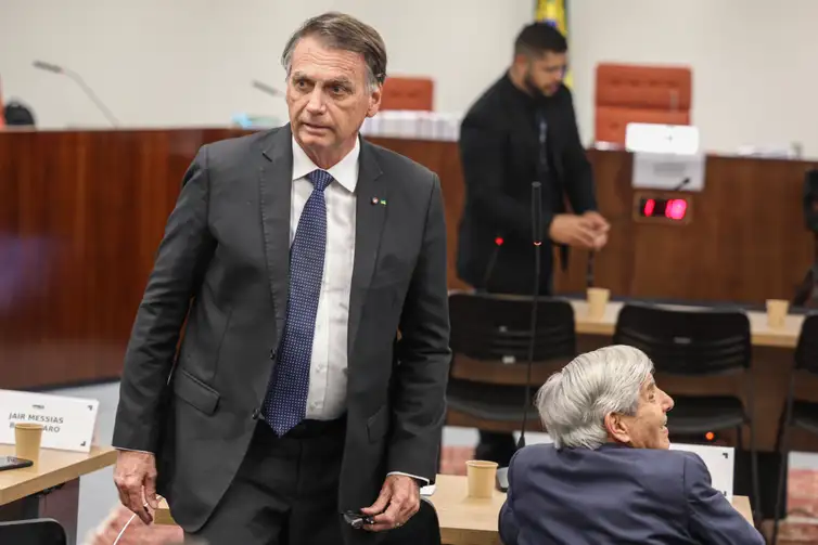 Brasília (DF), 10/06/2025 - O ex presidente Jair Bolsonaro chegando para depoimento na 1 turma do STF.
O ministro do Supremo Tribunal Federal (STF) Alexandre de Moraes começa a ouvir os réus do núcleo 1 na ação da trama golpista, os interrogatórios ocorrerão presencialmente na sala de julgamentos da primeira turma da corte 
Foto: Valter Campanato/Agência Brasil