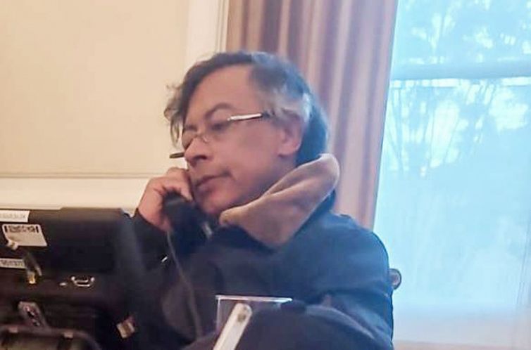 São Paulo (SP) - 08/01/2026 - Gustavo Petro, presidente da Colômbia, conversa com Trump por telefone.
Foto: Gustavo Petro/X