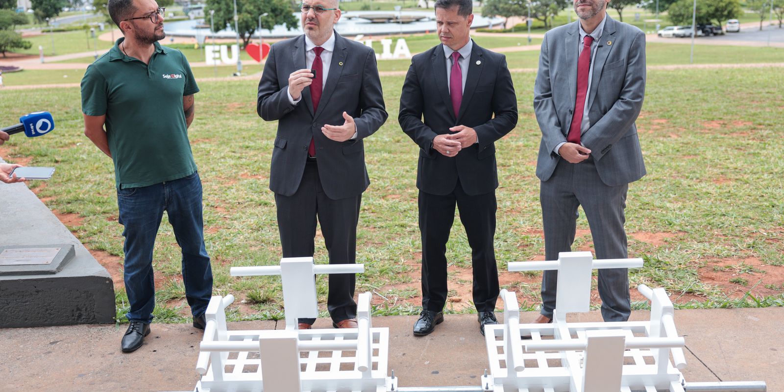 Antena de testes da TV 3.0 é instalada na Torre de TV, em Brasília