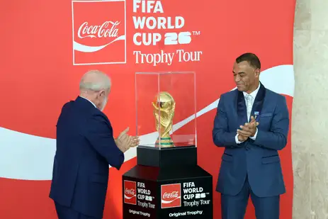Valter Campanato/Agência Brasil Brasília (DF), 26/02/2026 - Presidente da República, Luiz Inácio Lula da Silva, e o ex-jogador Cafú, durante cerimônia de apresentação das taças da Copa do Mundo de 2026 e da Copa do Mundo Feminina de 2027, realizado no Palácio do Planalto. Foto: Valter Campanato/Agência Brasil
