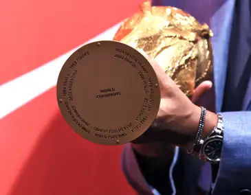 São Paulo (SP), 23/02/2026 - Ex-jogador de futebol, Denílson, segura a taça durante cerimônia de recepção da Taça da Copa do Mundo, no Museu do Futebol O evento integra uma jornada a qual, a Taça percorrerá no total 30 países e celebra a contagem regressiva do mundial de 2026. Foto: Paulo Pinto/Agencia Brasil