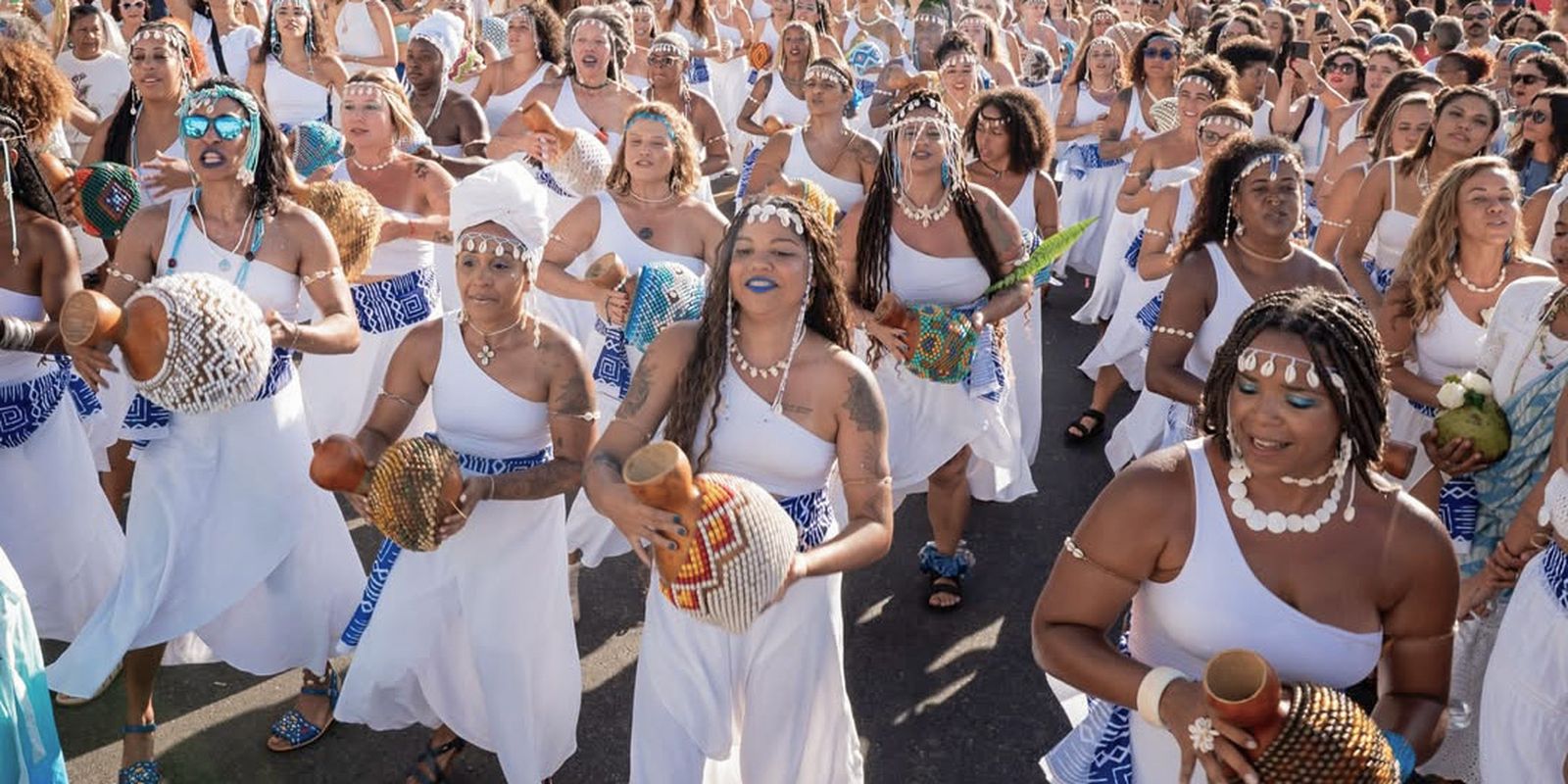 Mulheres na percussão: grupo Agbelas toca no pré-carnaval do Rio