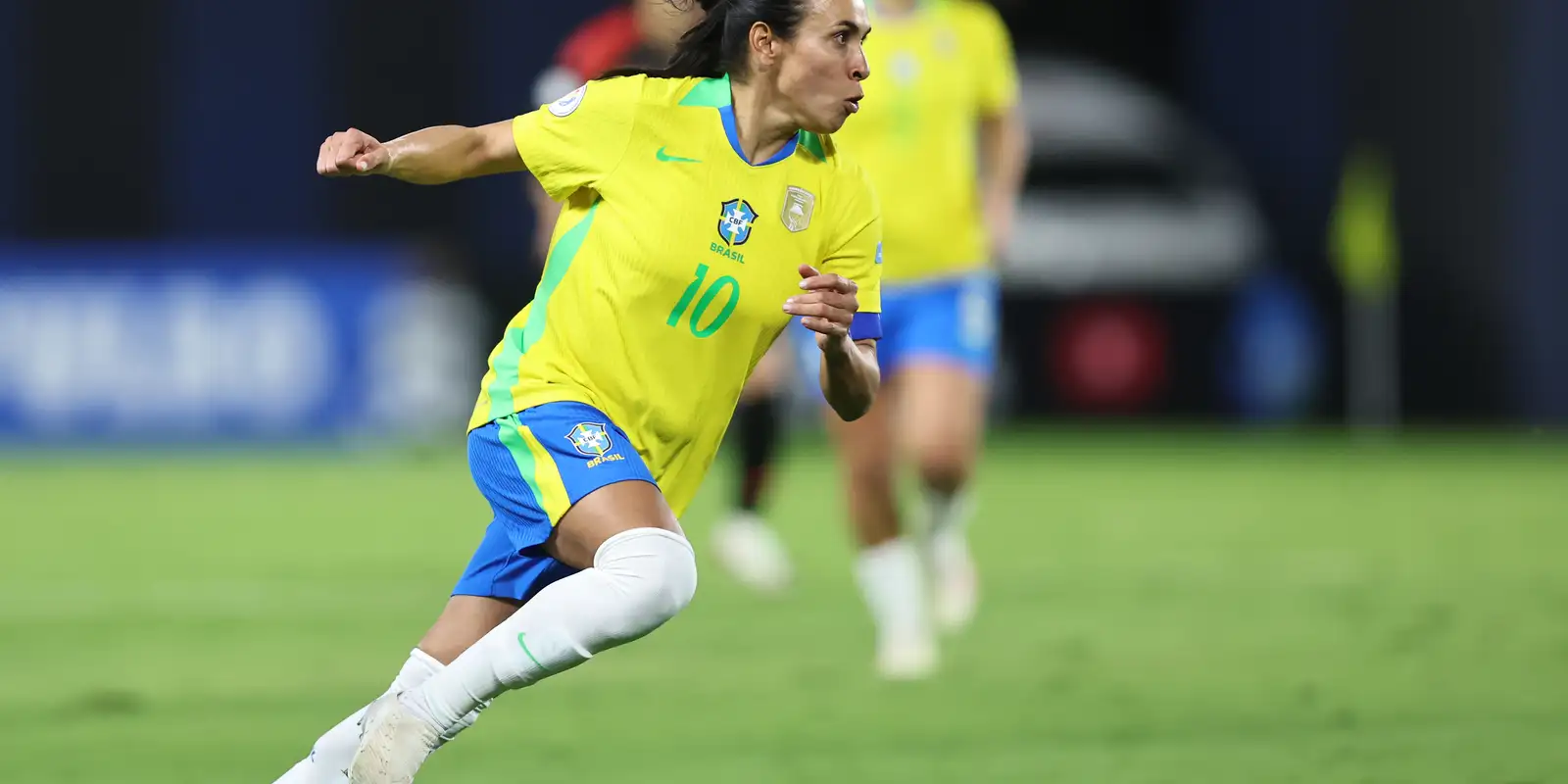 Referência dentro e fora dos campos, Rainha Marta completa 40 anos