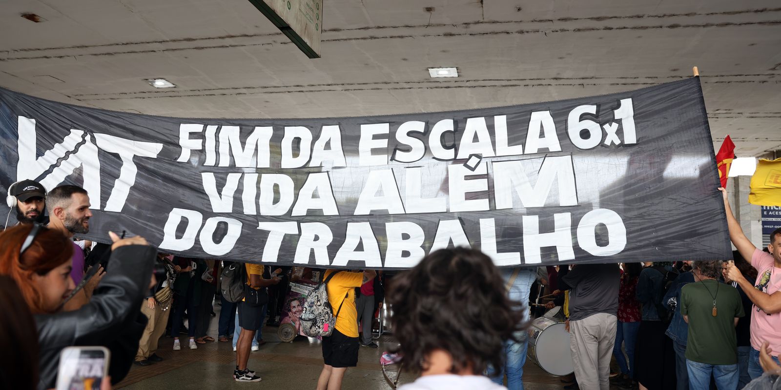 Escala 6×1 atinge 33,2% dos empregos no Brasil, diz estudo