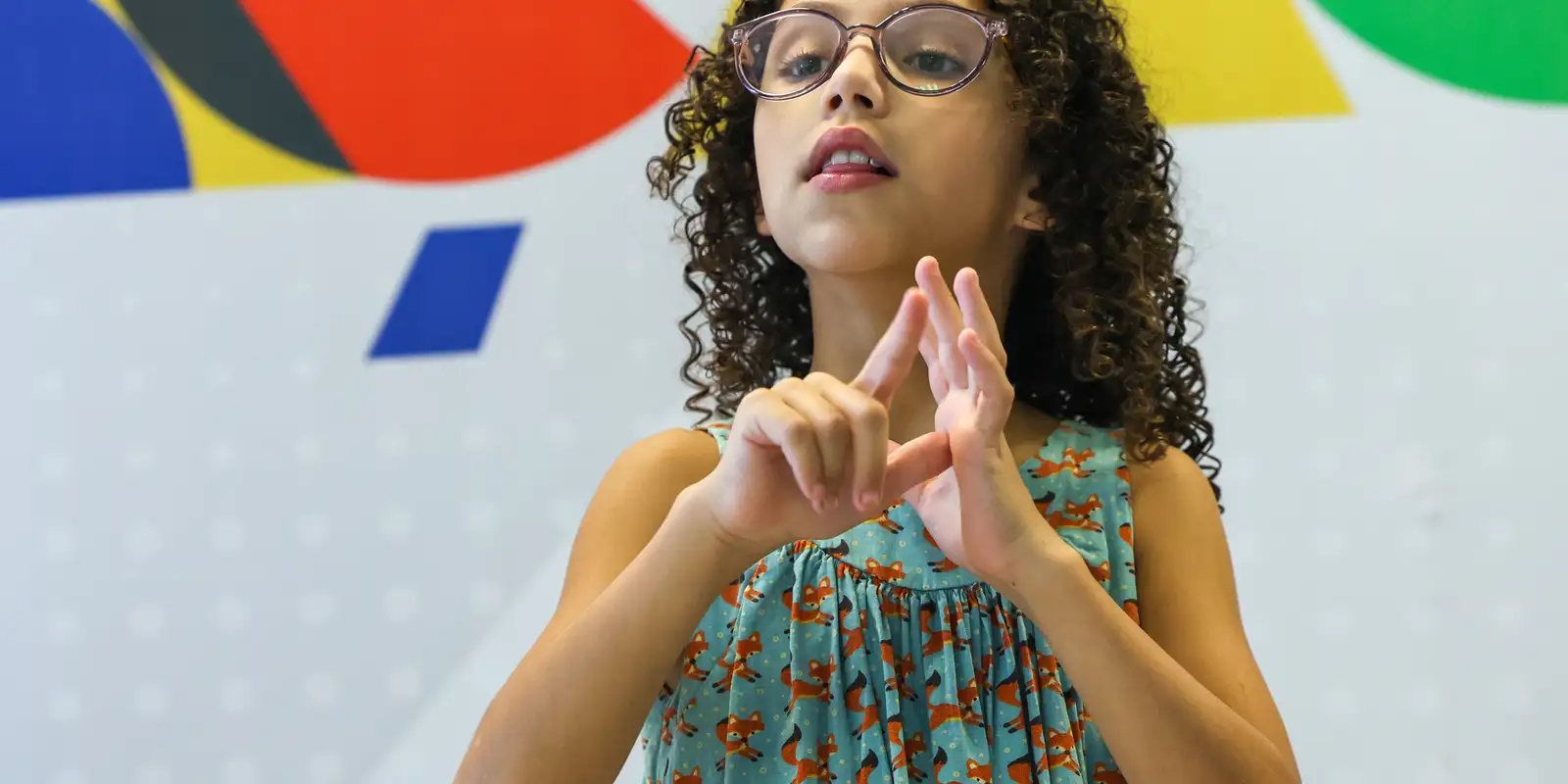 Paraíba sanciona lei que obriga tradução em Libras em cursos online