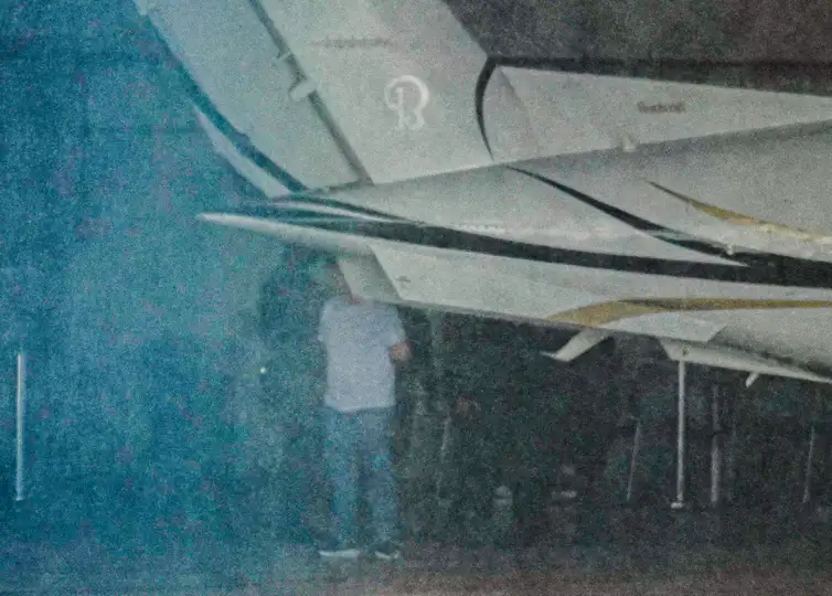 Brasília (DF), 06/04/2026 - Banqueiro Daniel Vorcaro dono do Banco Master chegando ao hangar da polícia federal vindo da penitenciária 2 de Potim, no interior de São Paulo para penitenciária federal de Brasília. Ele estava preso em São Paulo desde quinta (5) e cumpriria um período de isolamento de 10 dias, parte de um procedimento padrão na chegada à cadeia.
Foto: Rafa Neddermeyer/Agência Brasil