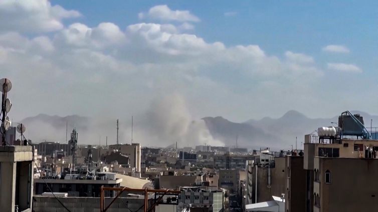 28/02/2026 - Plumas de fumaça foram vistas subindo sobre o horizonte de Teerã após Israel anunciar que lançou um ataque preventivo contra o Irã no sábado (28 de fevereiro), enquanto a mídia iraniana noticiava que explosões foram ouvidas na capital. Foto: Frame/Reuters - Proibido reprodução