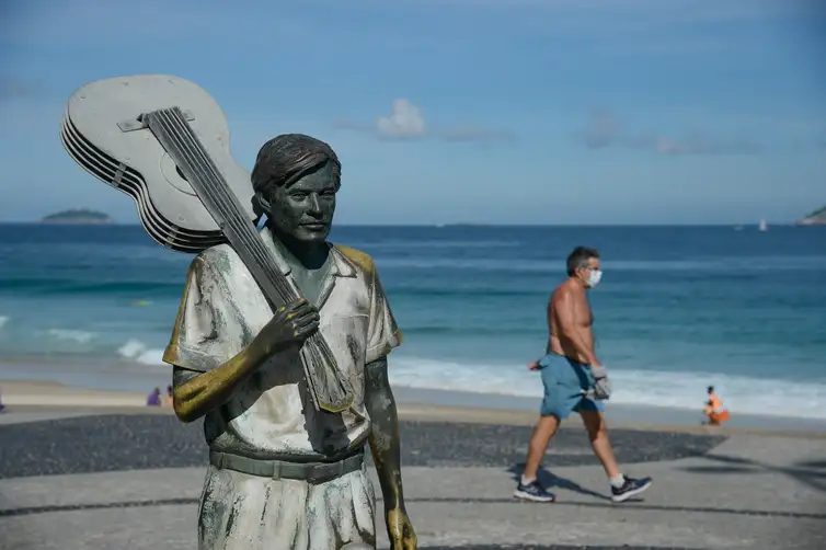 Tomaz Silva/Agência Brasil Estátua em homenagem ao cantor e compositor Tom Jobim na orla da Praia de Ipanema
