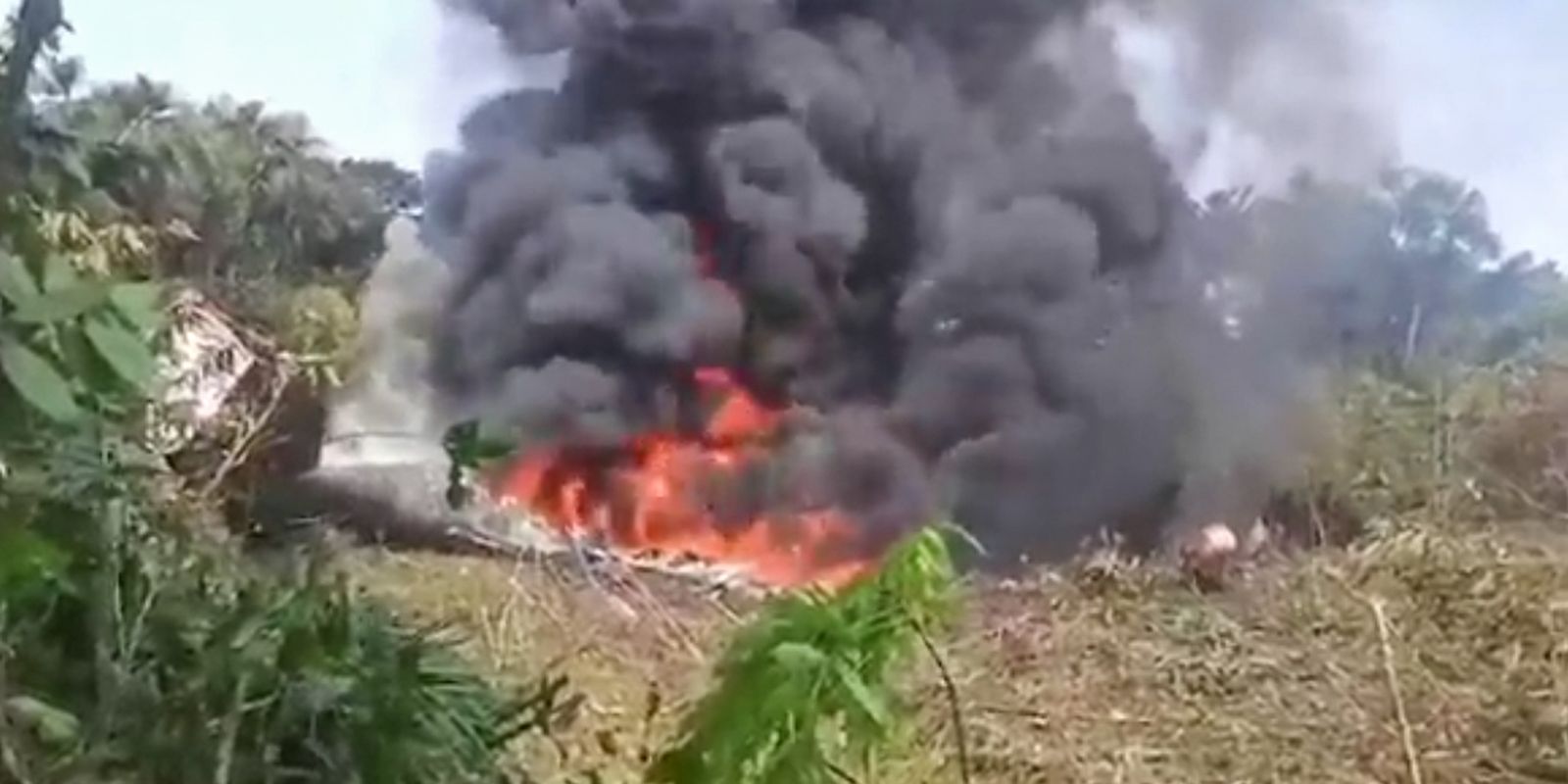 Avião militar com mais de 100 soldados a bordo cai na Colômbia