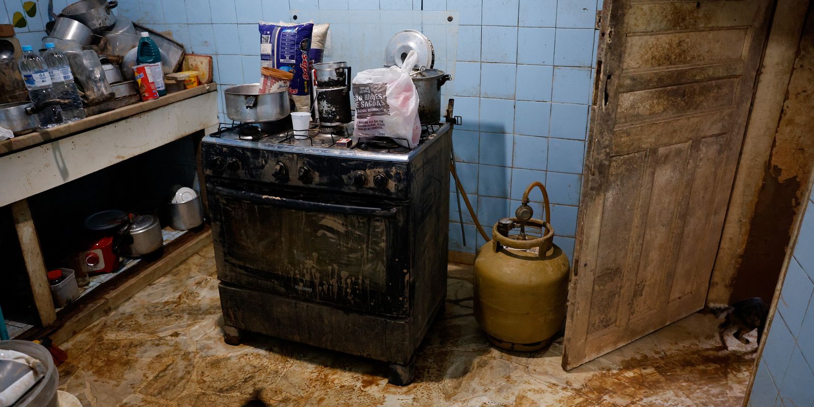 Caixa antecipa abono salarial para atingidos por chuvas em MG