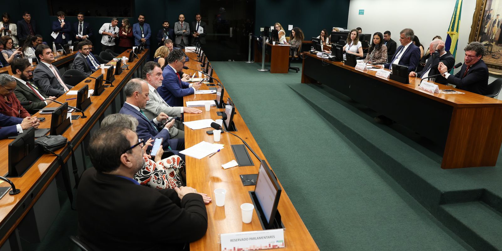 PEC da escala 6×1 abre debate sobre produtividade e hora trabalhada