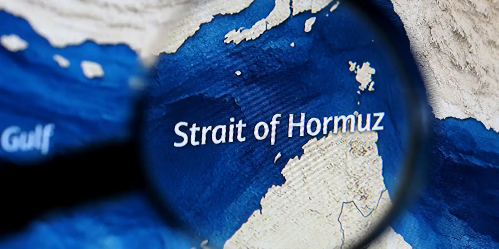Em meio a negociações, Irã retoma bloqueio do Estreito de Ormuz