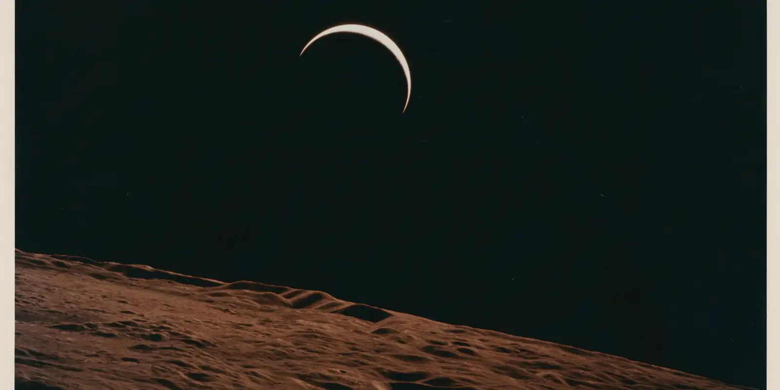 Astronautas da Artemis II iniciam retorno à Terra