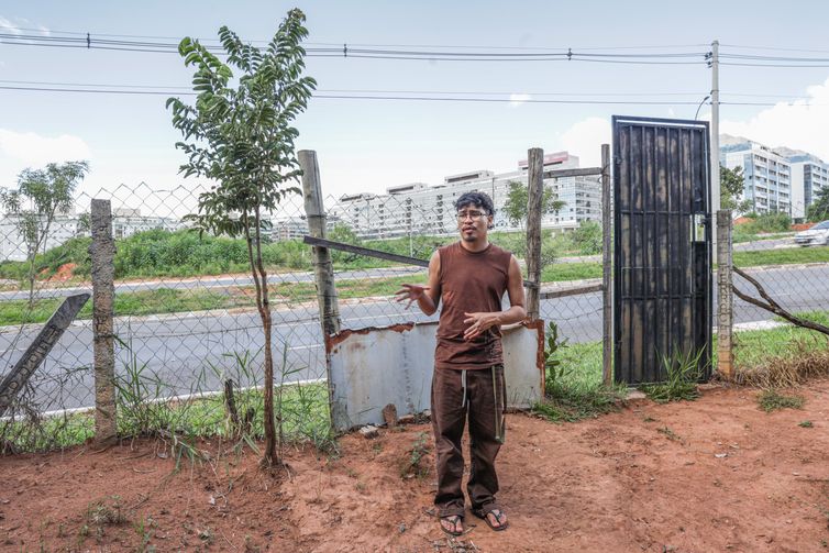 Brasília (DF), 17/04/2026 -  Uma das lideranças Fetxawewe tapa guajará fala com Rádio Nacional para o especial para o dia dos Povos Indígenas, santuário dos pajés  no setor habitacional noroeste.
Foto: Joédson Alves/Agência Brasil