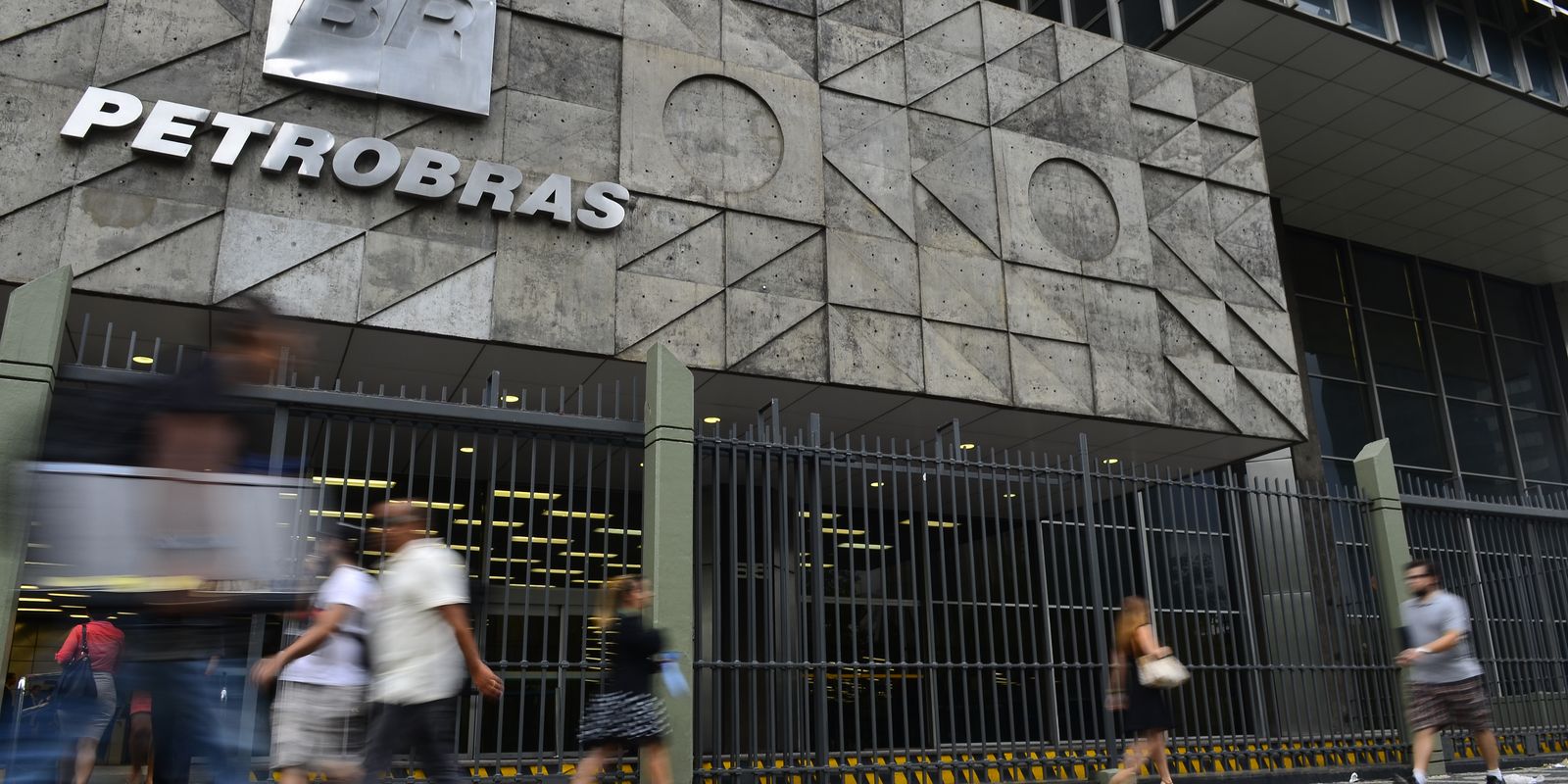 Petrobras vai parcelar reajuste no preço do querosene de aviação