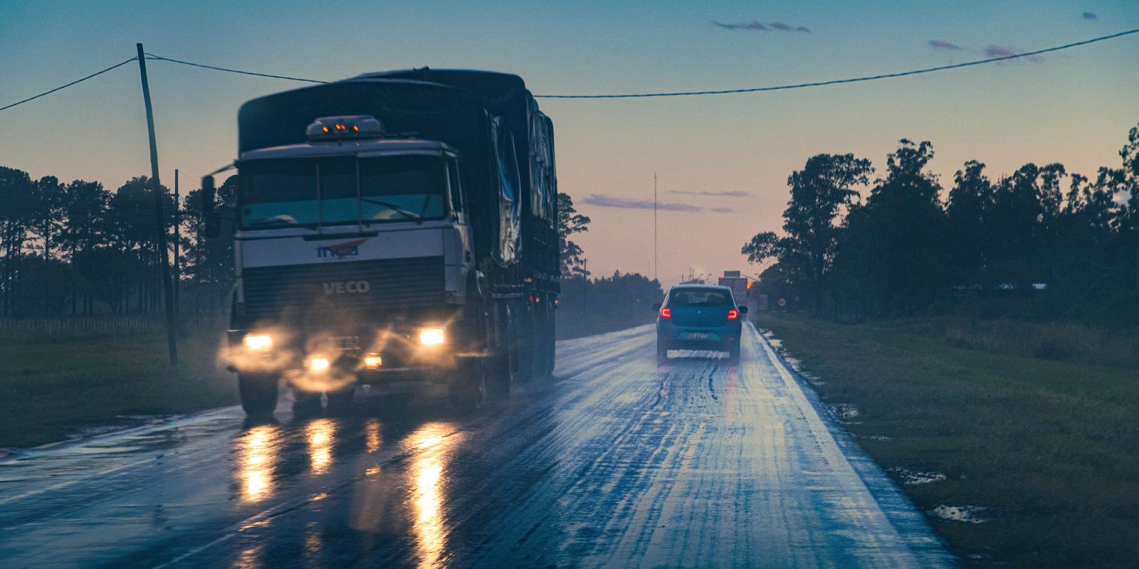 Risco de acidentes com caminhões triplica durante a madrugada