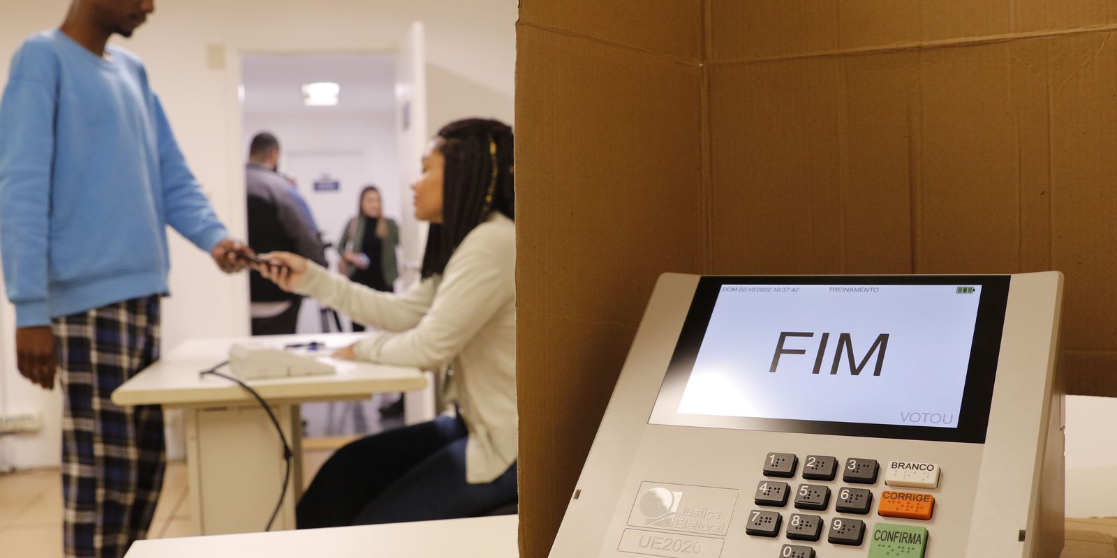 Jovens de 16 e 17 anos podem emitir título de eleitor até 6 de maio