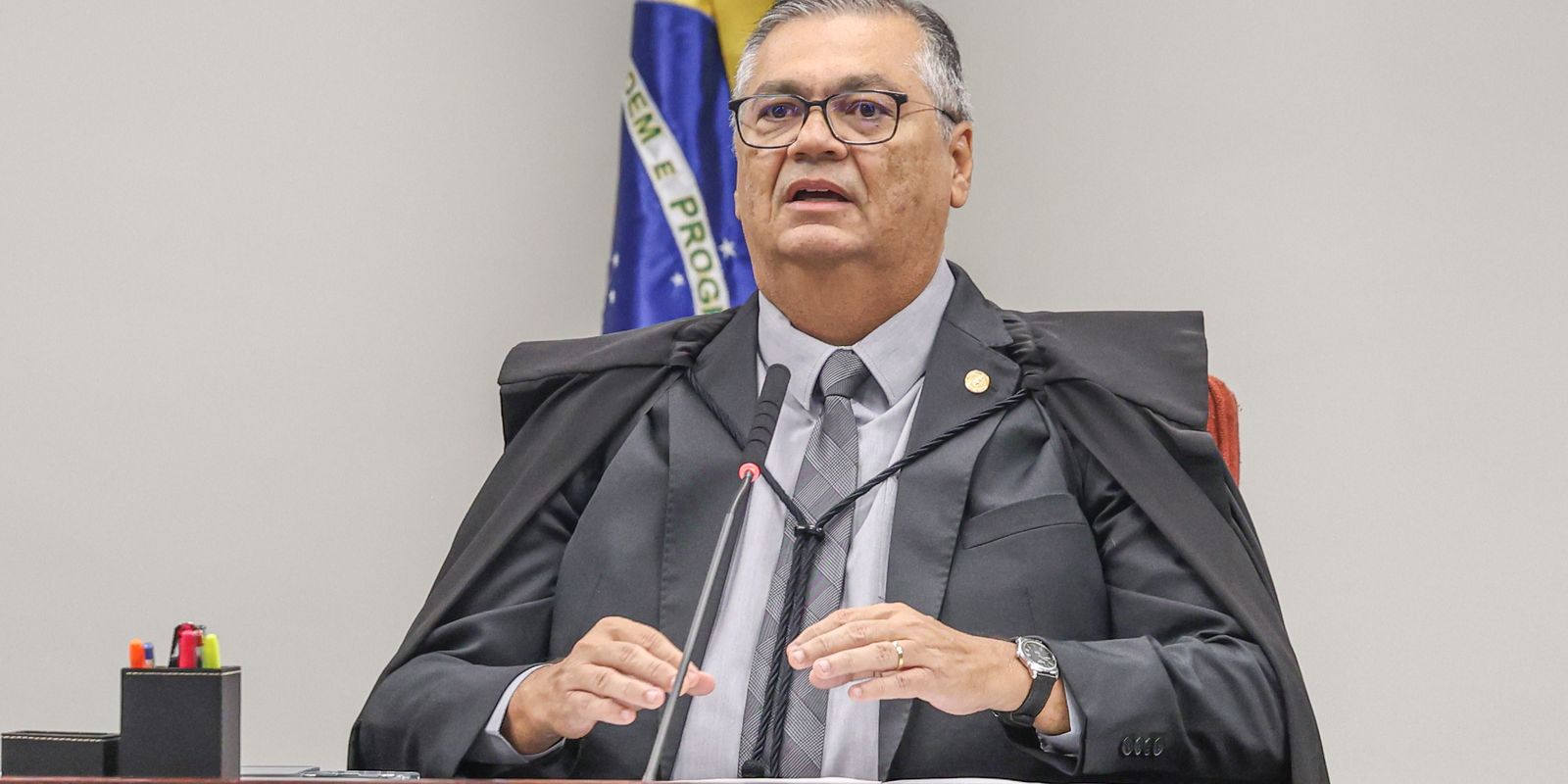 Dino manda investigar emendas para ONGs e filme de Bolsonaro