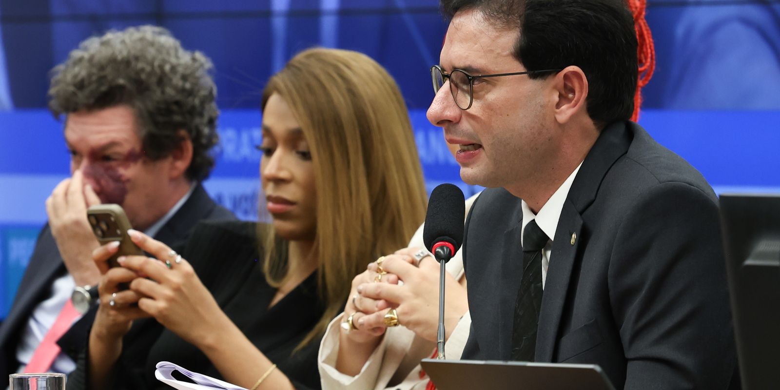 Relatório de PEC prevê fim da escala 6×1 60 dias após promulgação