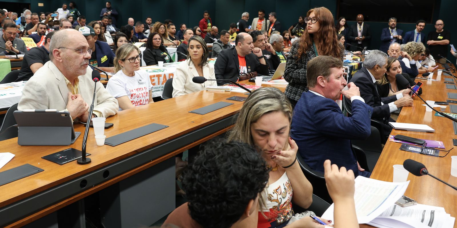 Movimentos sociais e entidades defendem fim da escala 6×1 na Câmara
