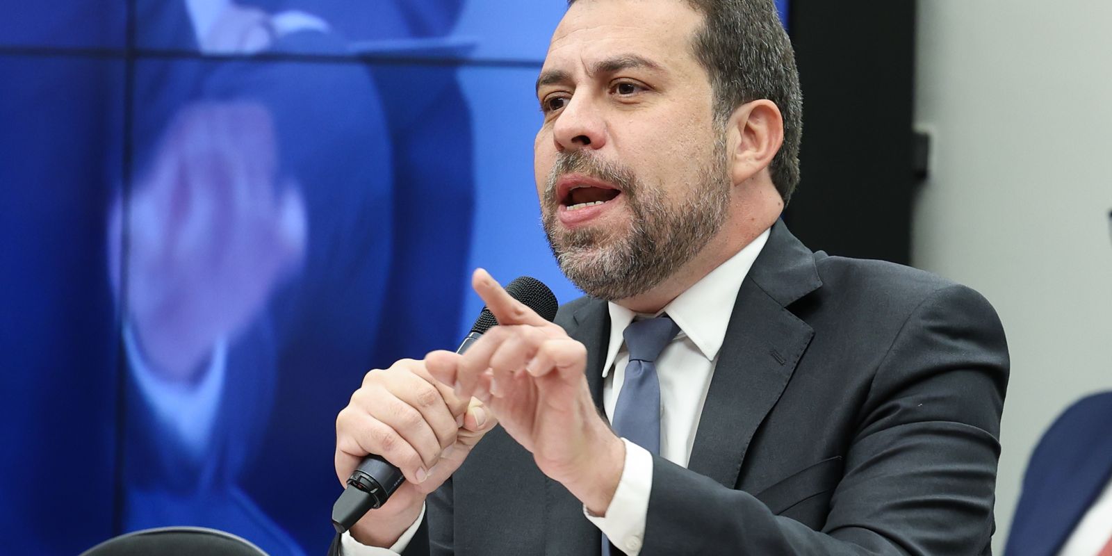 Na Câmara, Boulos defende fim da escala 6×1 de forma imediata