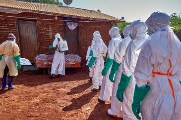 REUTERS/Gradel Muyisa Mumbere/ Proibido reprodução Red Cross workers wearing personal protective equipment (PPE) disinfect the house of an unidentified man who died of Ebola before retrieving his body, as aid agencies intensify efforts to contain a new Ebola outbreak involving the Bundibugyo strain, in Quartier Shuni 1, a residential sector in Mongbwalu, Djugu Territory of Ituri province, Democratic Republic of Congo, May 24, 2026. REUTERS/Gradel Muyisa Mumbere TPX IMAGES OF THE DAY