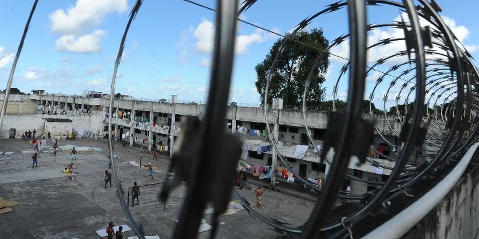 Operação apreende centenas de celulares em presídios estaduais