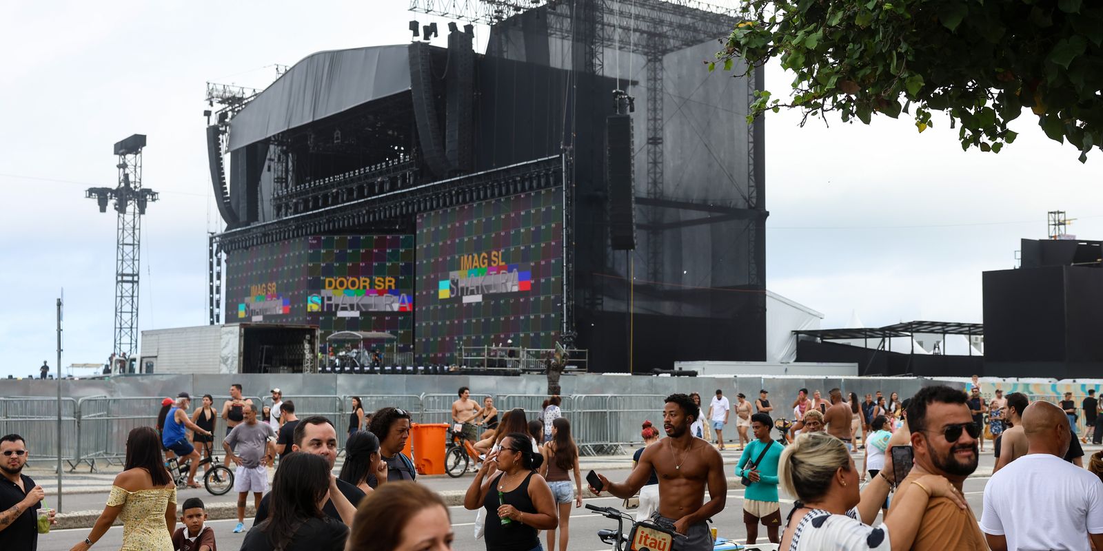 Bombeiros fazem vistoria final para show de Shakira em Copacabana