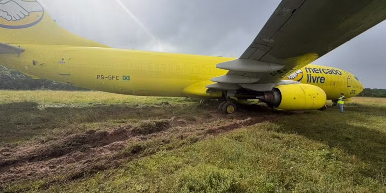 Avião de carga desliza e sai da pista do aeroporto de Salvador