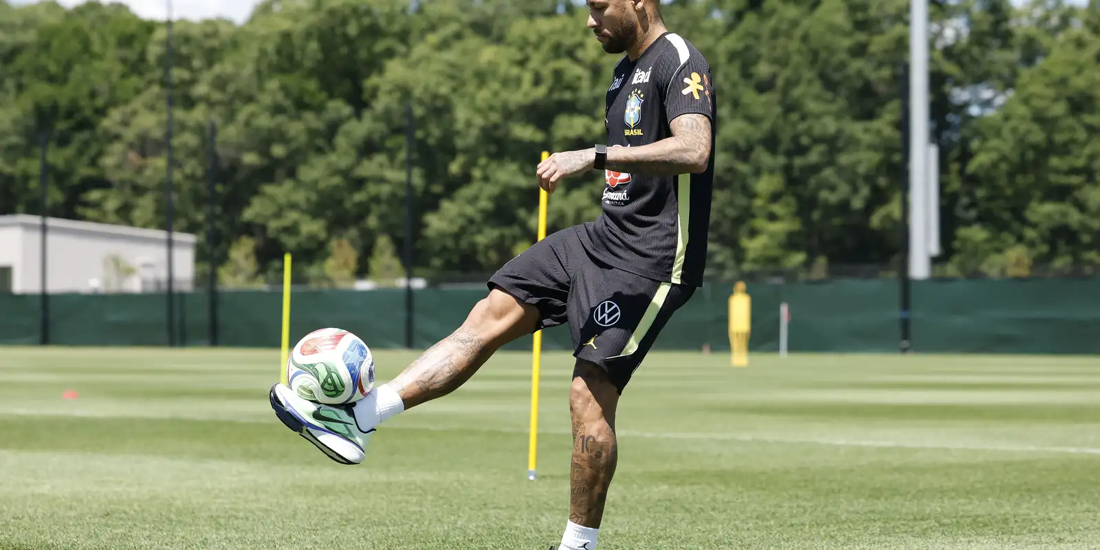 Neymar completa um mês sem jogar e ainda é dúvida contra o Haiti