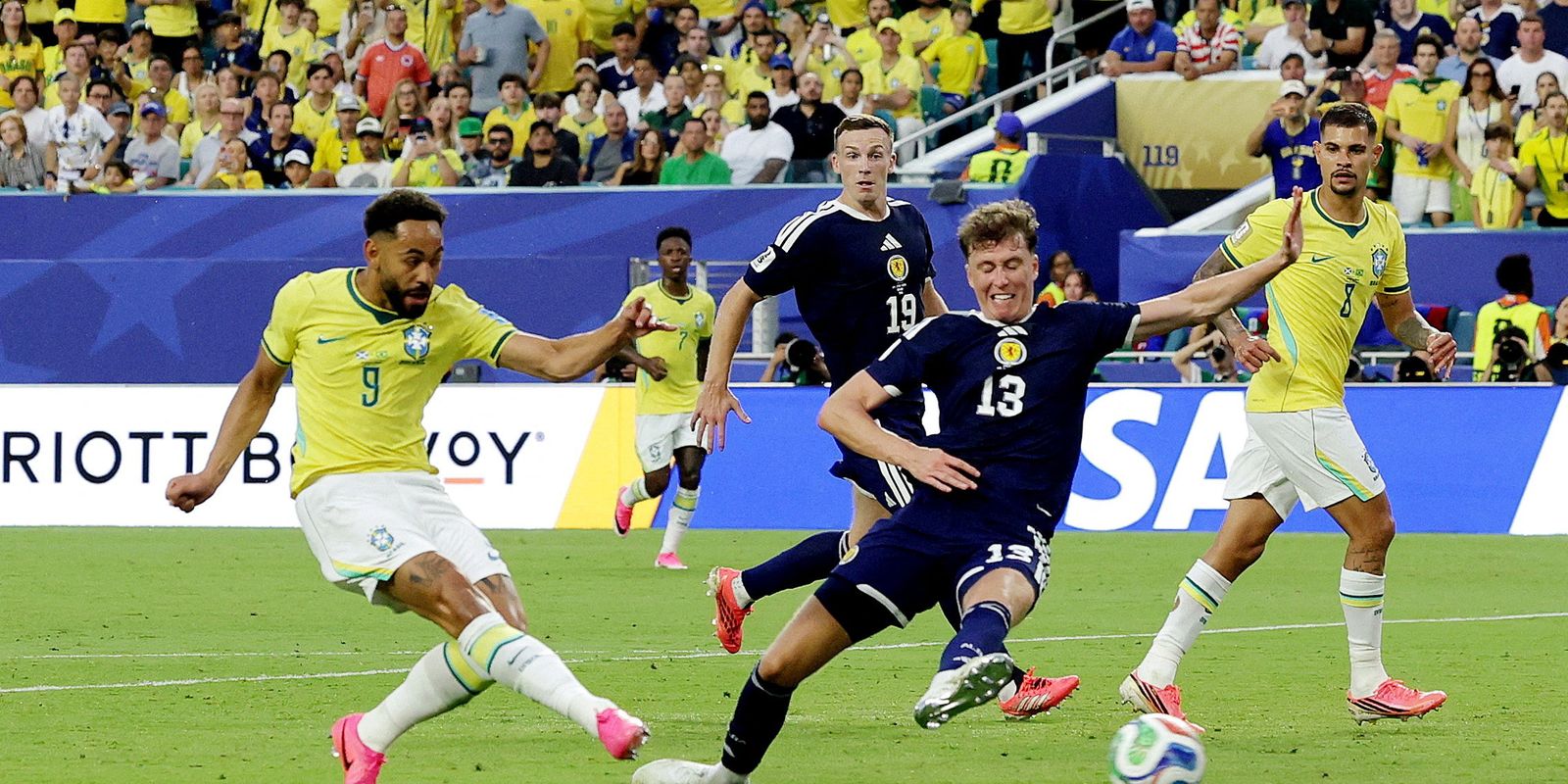 Brasil vence a Escócia e garante primeiro lugar do grupo