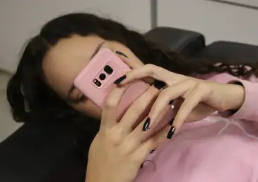 Antônio Cruz/Agência Brasil Brasília, 21/07/2023, A estudante Júlia, mexe em seu celular. Sonhos das juventudes: políticas ajudam a potencializar trajetórias e criar oportunidades. Foto: Antônio Cruz/Agência Brasil