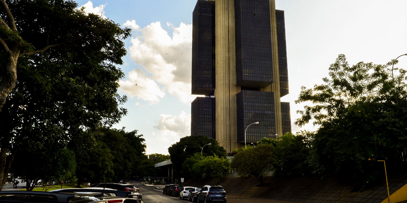 Banco Central reduz taxa básica de juros de 14,5% para 14,25% ao ano