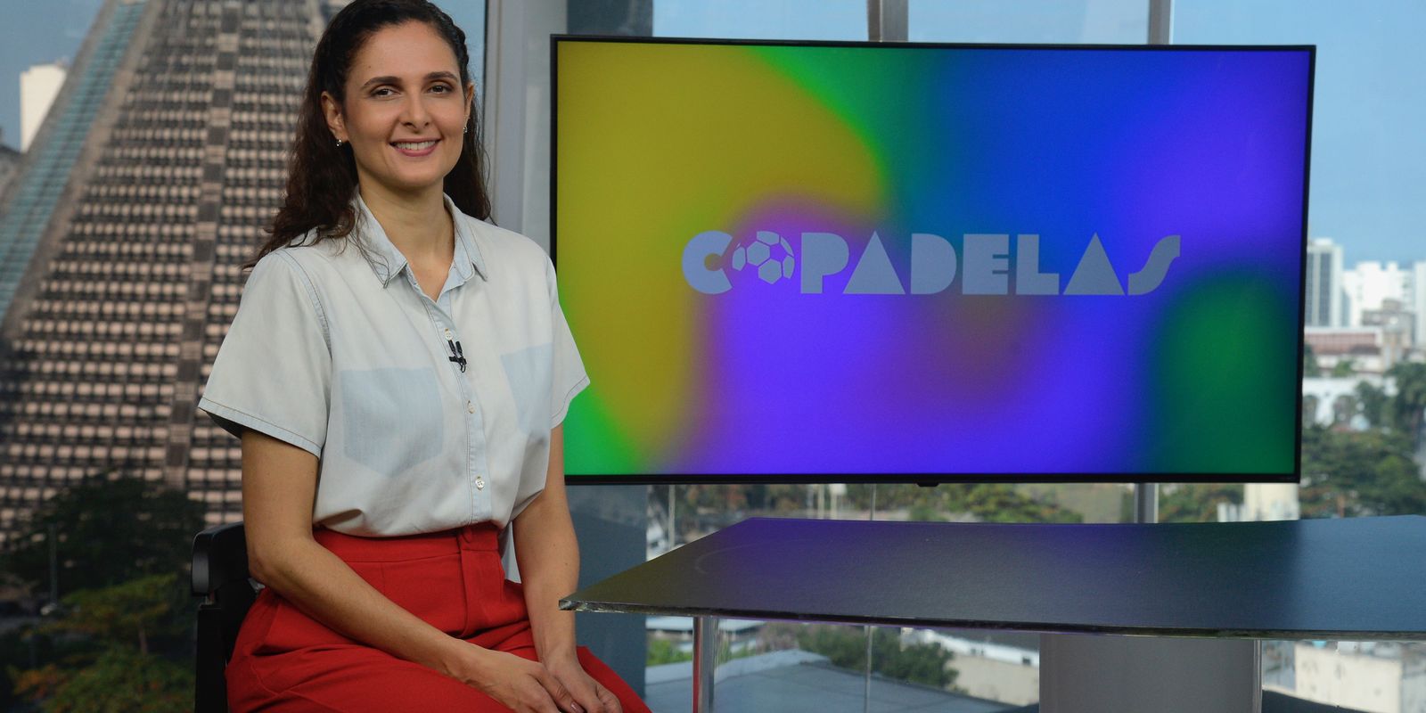 Viva Maria entra em campo para animar a torcida verde e amarela