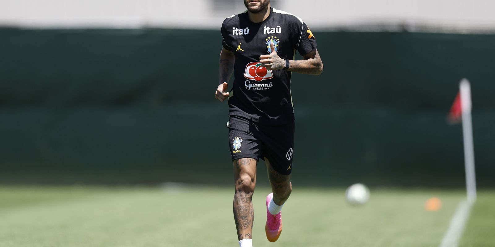 Neymar vai a campo em treino, mas faz apenas trabalhos físicos