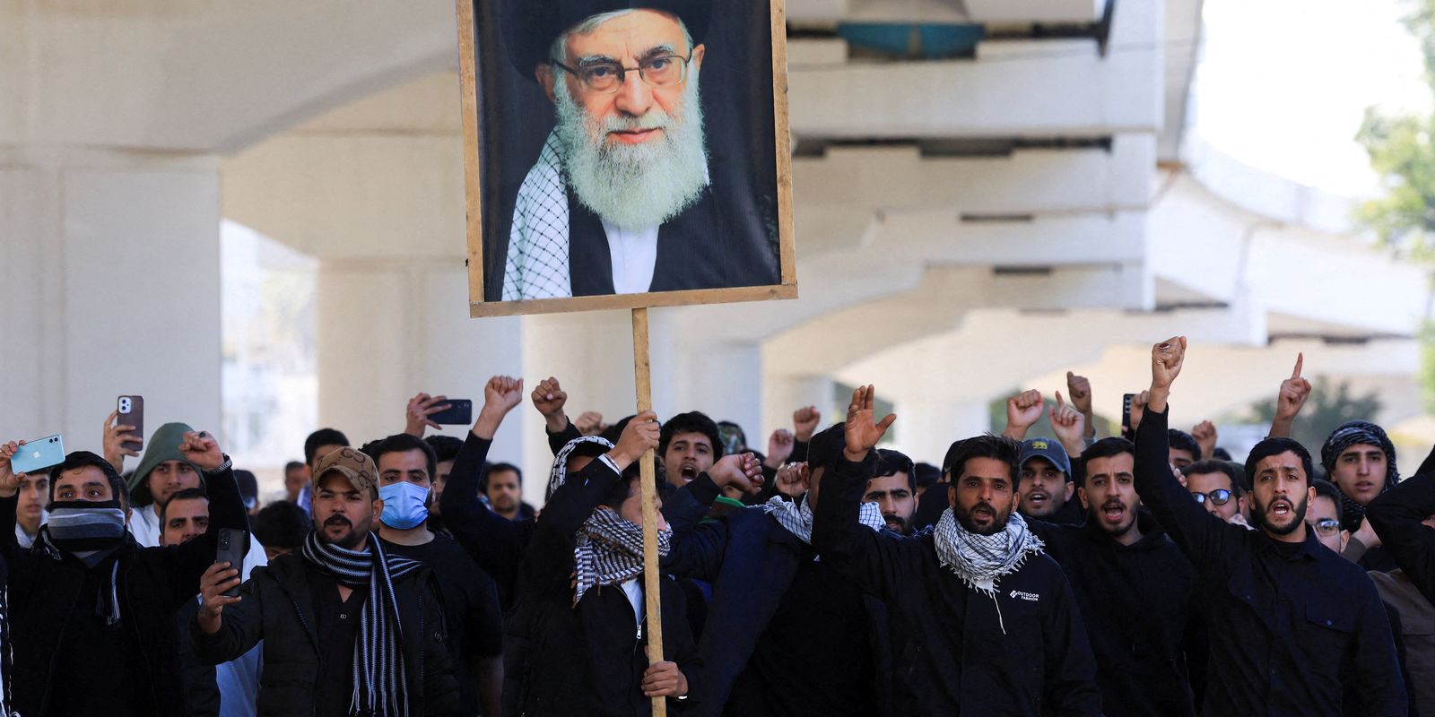 Irã faz alerta sobre ataques durante cerimônia fúnebre de Ali Khamenei