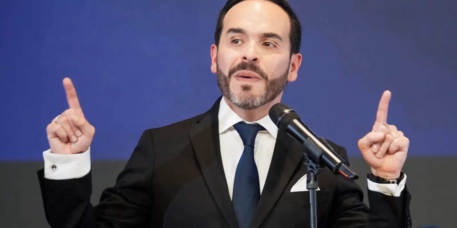 Presidente eleito da Colômbia acusa atual de impedir transferência