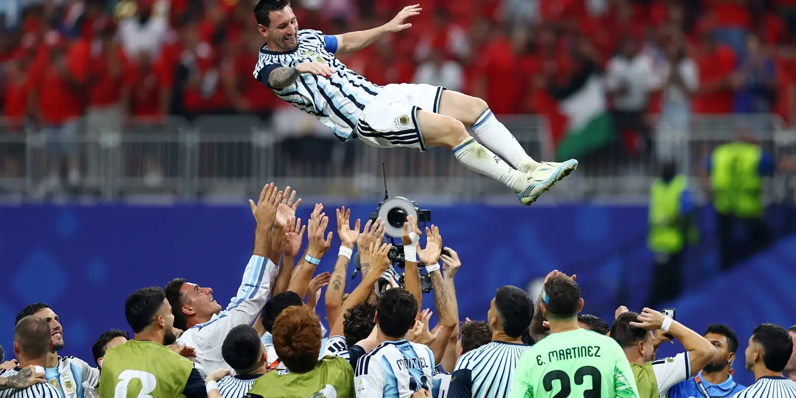 Argentina vira sobre Egito e avança às quartas da Copa